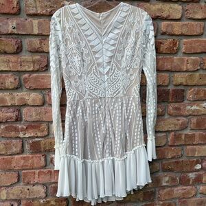 SAINTS + SECRETS NWT CREAM LONG SLEEVE SHEER LACE LINED LONG SLEEVE DRESS 10